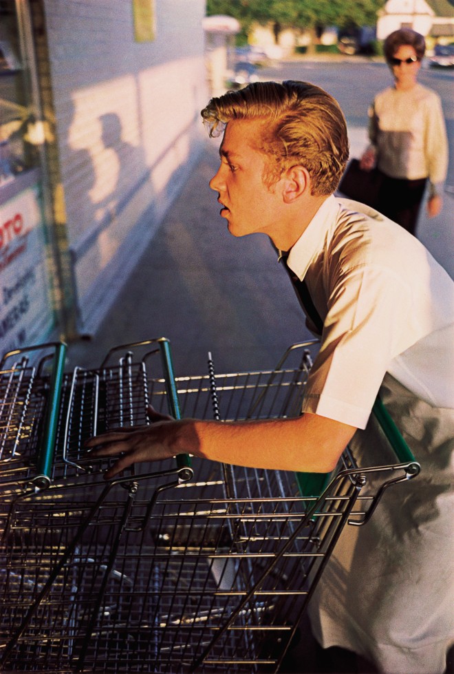 Jovem empurrando carrinhos de supermercado foi o marco inicial do uso de cores por Eggleston. | Eggleston Artistic Trust. Cortesia Cheim & Read, Nova York/Divulgação