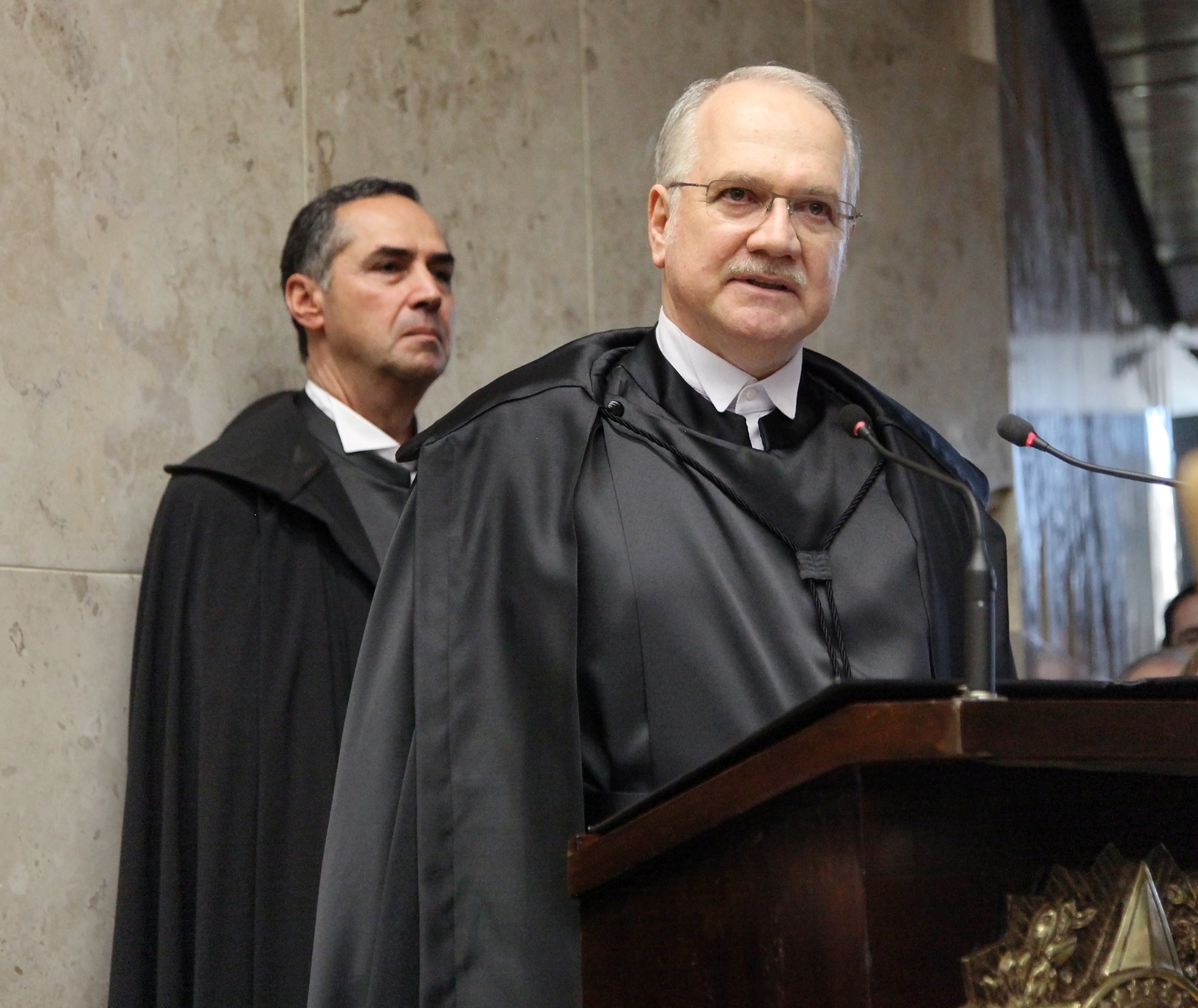 Fachin foi conduzido ao plenário pelo ministro mais antigo, Celso de Mello, e o mais novo, Luís Roberto Barroso | /