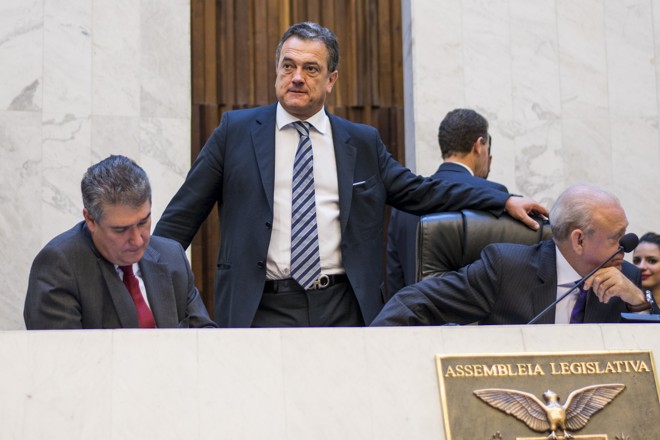 Primeiro-secretário, Plauto Miró (DEM) se “apoia” no secretário da Fazenda Mauro Ricardo (à esq.) e no presidente da Casa Ademar Traiano (PSDB). | Henry Milleo/Gazeta do Povo