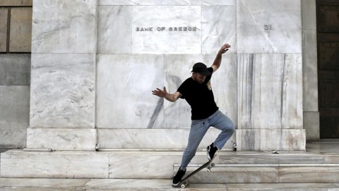 Gregos exigem fim da “pilhagem” de credores após negociações falharem Jovem anda de skate na frente do Banco da Grécia: país está cada vez mais perto de sair da zona do euro. | Alkis Konstantinidis/Reuters