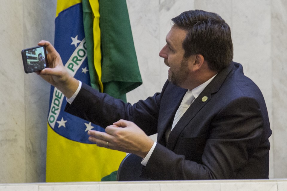 Marcio Pauliki (PDT) não deixa de fazer seu vídeo diário na Assembleia. | Henry Milleo/Gazeta do Povo