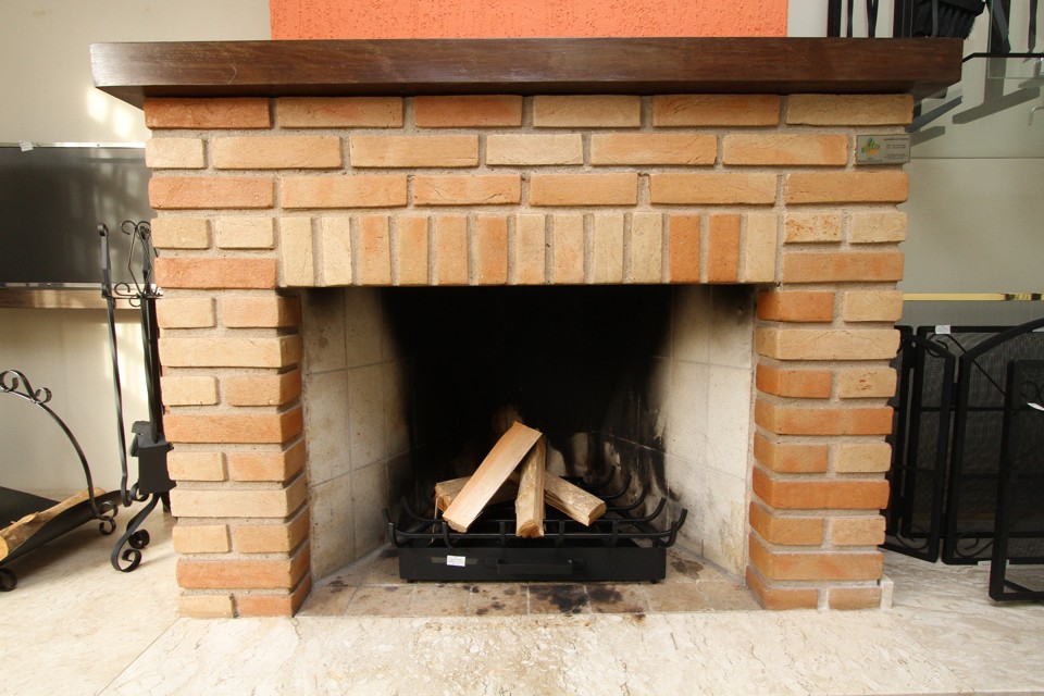 Lareiras tradicionais ou pré-fabricadas são opções para espantar o frio em casa | Roberto Custódio /Jornal de Londrina