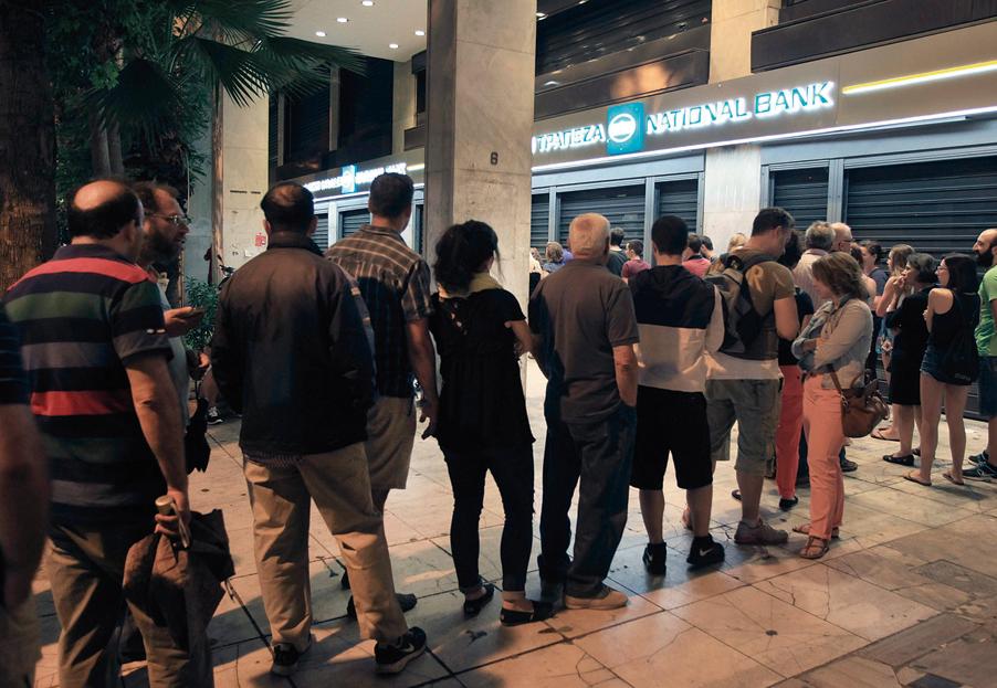 A possibilidade de calote ao FMI na próxima terça (30) criou filas para saques em bancos do país. | SIMELA PANTZARTZI/EFE