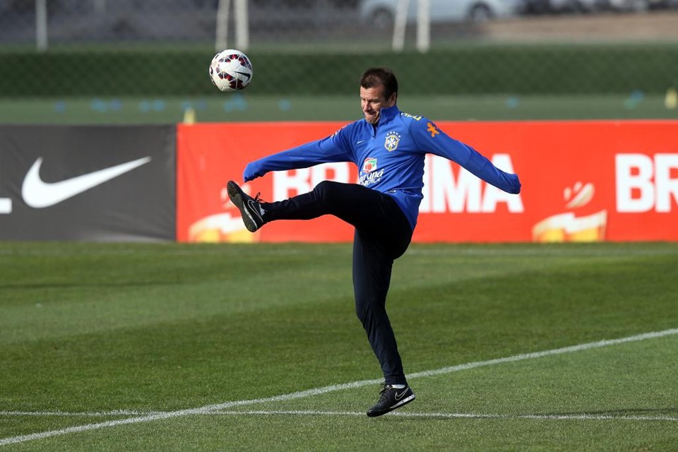 Dunga preferiu esconder a escalação do Brasil para o confronto eliminatório com o Paraguai. | Elvis Gonzales/EFE
