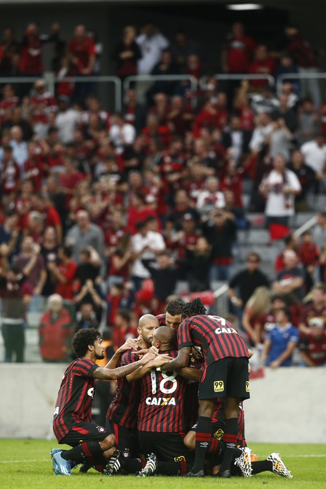 Jogadores do Atlético comemoram gol de Walter, do Atlético, contra o Coritiba. | hugo Harada/Gazeta do Povo