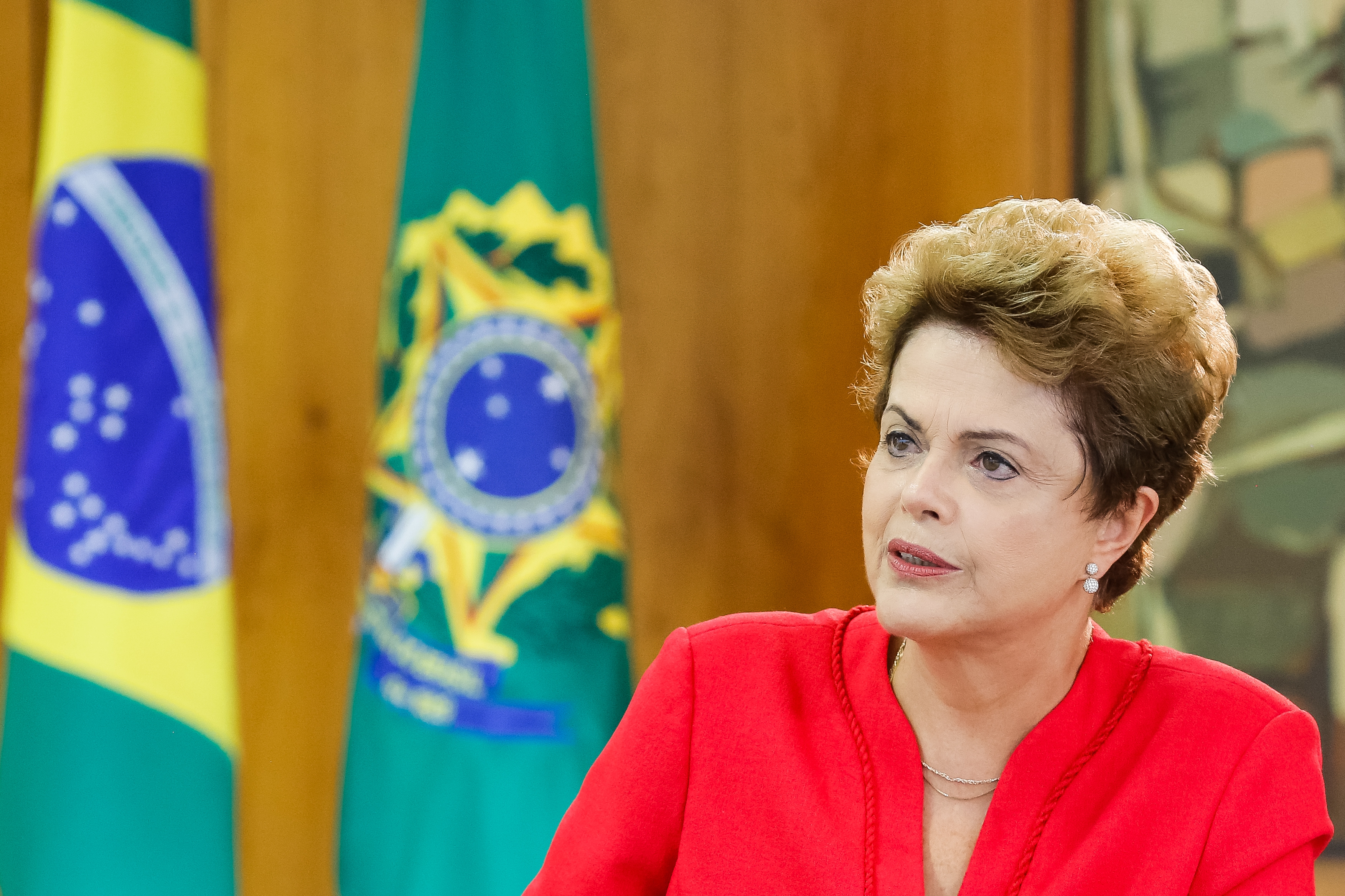 À France 24, Dilma disse que é “impossível” que esteja envolvida nas denúncias e defendeu que o esquema deve ser tratado como “escândalo de determinados funcionários da Petrobras”. | /