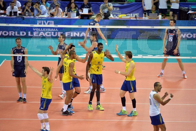 Jogadores do Brasil comemoram a vitória por 3 sets a 0 sobre os italianos: liderança mantida. | Divulgação/FIVB