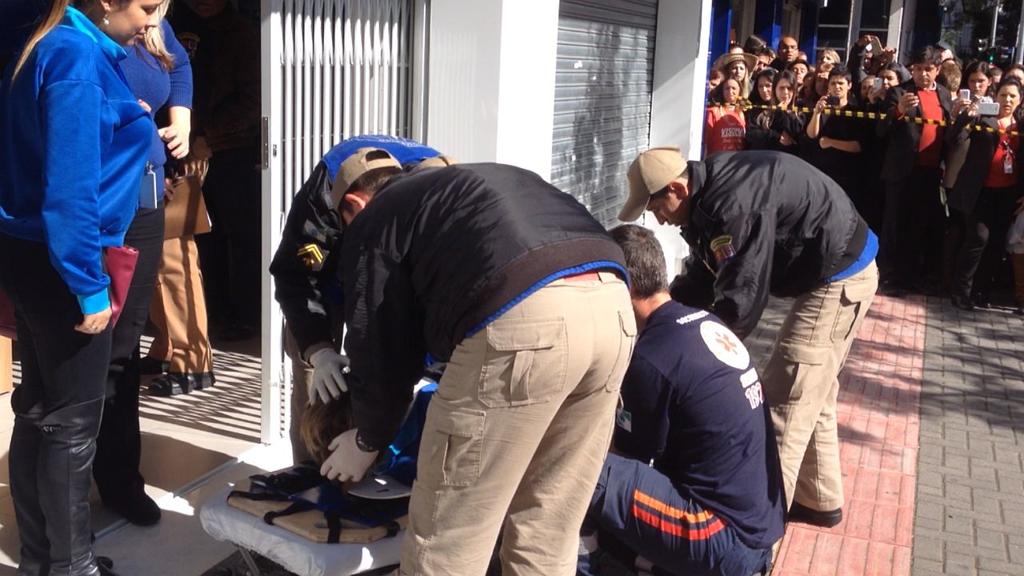 Mulher é socorrida após ser baleada | Rodrigo Sierpinski/Gazeta do Povo