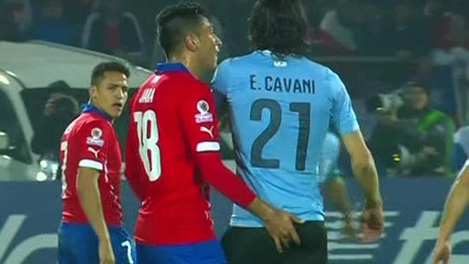 Jara foi punido por dedada em Cavani | Reprodução