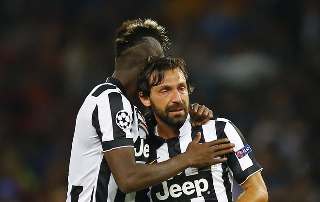 Pogba consola Pirlo, que chorou ao fim do jogo em Berlim | Darren Staples/REUTERS