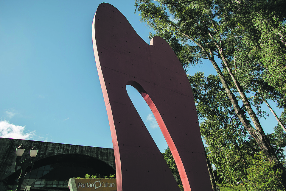 Escultura de 11 metros de altura, instalada em 1996 no estacionamento do Muma é a única obra de arte pública de Tomie Ohtake em Curitiba. | Marcelo Andrade/Gazeta do Povo