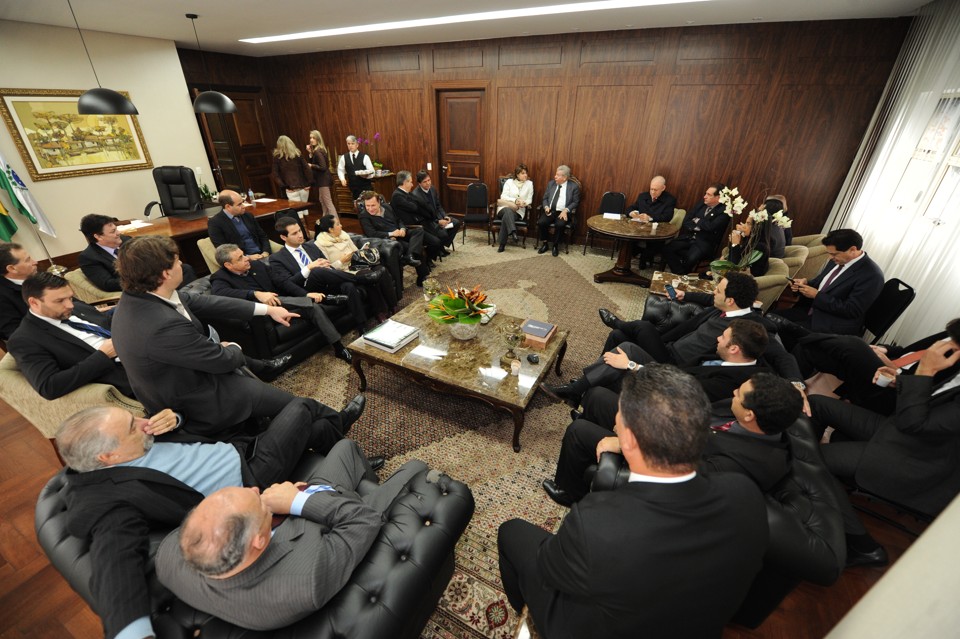 Deputados se reuniram nesta quarta-feira (24) com o presidente da Casa, Ademar Traiano (ao fundo, na mesa). a portas fechadas. | Pedro OLiveira/Alep