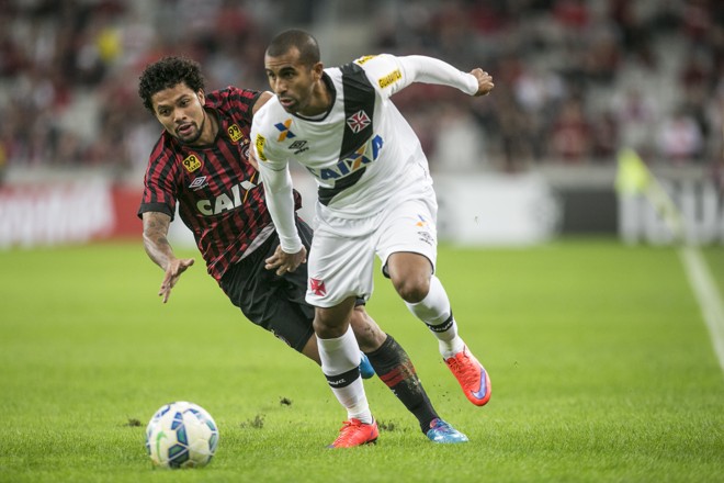 Jogador do Atlético Paranaense e Vasco disputam a bola em partida do Brasileirão | Marcelo Andrade/Gazeta do Povo