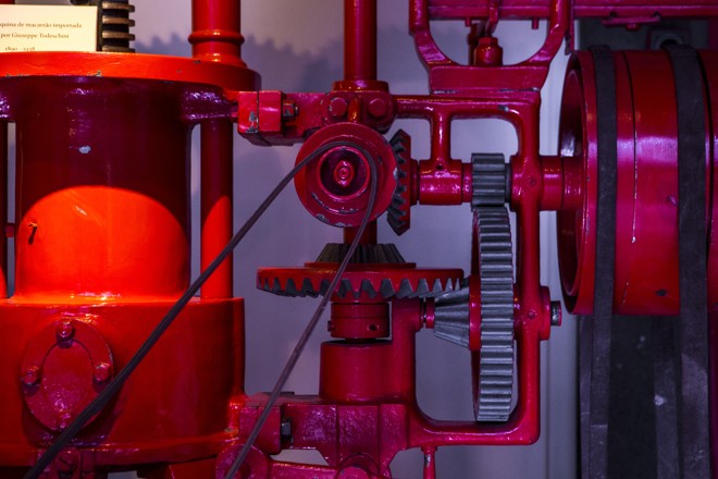 A máquina de macarrão da Todeschini, que pesa mais de 500 quilos. | Brunno Covello/Gazeta do Povo