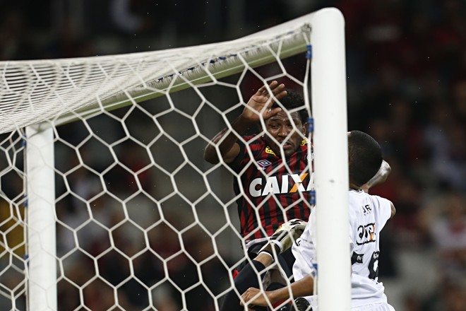Douglas Coutinho quase marca na sobra do goleiro Alex Muralha depois de cabeçada de Walter. | Felipe Rosa/Tribuna do Paraná