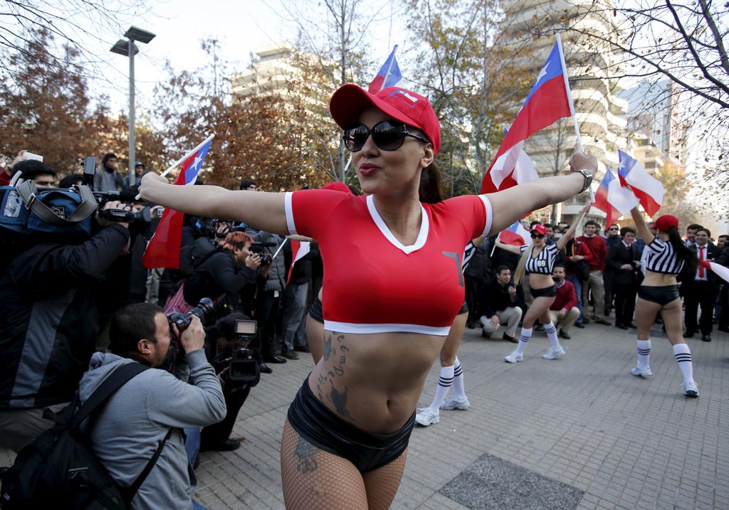 Empolgado com o torneio e a sua seleção, o Chile levou até modelos às ruas para promover a Copa América. | David Mercado/Reuters