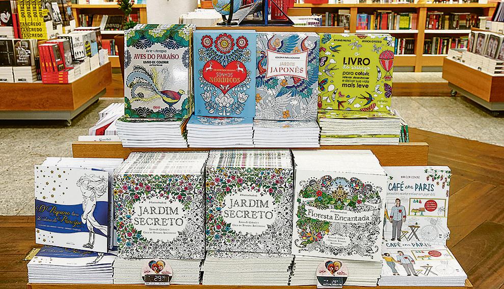 Nas Livrarias Curitiba, obras estão em lugar de destaque e vendem como água. | Hugo Harada/Gazeta do Povo