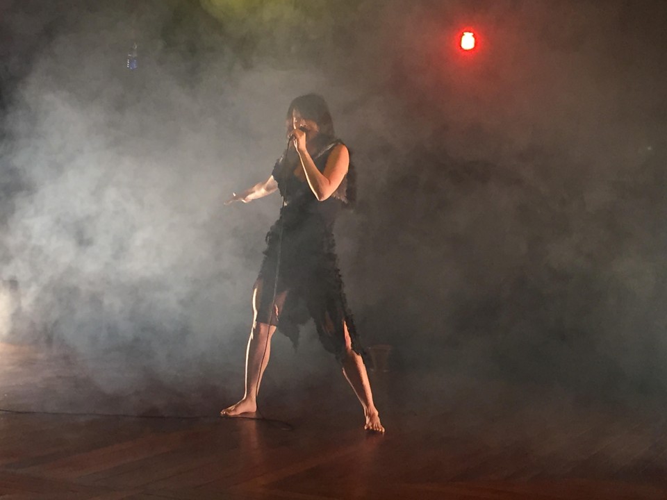 Atriz Ana Ferreira aprofunda sua pesquisa performática em “Incêndio”. | Daniel Starck/Divulgação