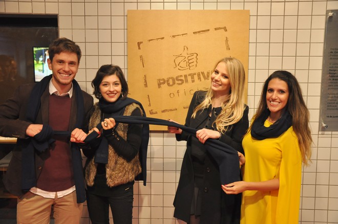 A estudante da UP Andressa Godói Bach (de preto), gestora do projeto, e os “padrinhos” Leonardo Tramontin, Rafaela Roncon e Luiza Garmendia (de amarelo) comemoram a abertura da loja Positivo Oficial. Foto: Leonardo Freire | 