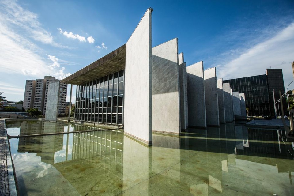 Fachada do Tribunal de Contas: construção de um anexo era estimada em R$ 36 milhões. | Brunno Covello/Gazeta do Povo