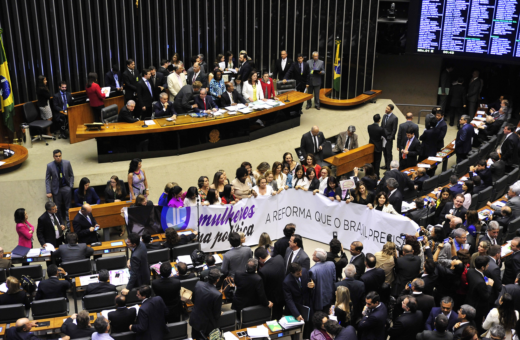 O texto previa uma espécie de reserva de vagas para as mulheres nas próximas três legislaturas. | GUSTAVO LIMA/Agência Câmara