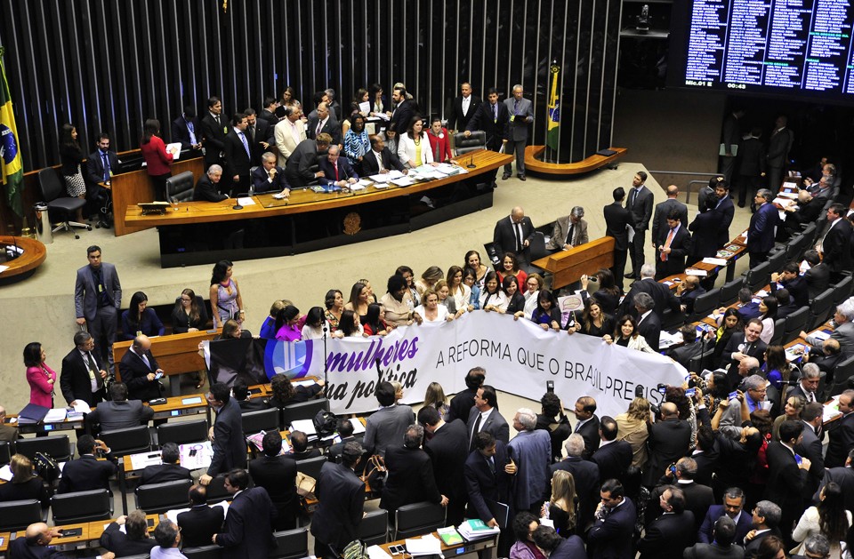 O texto previa uma espécie de reserva de vagas para as mulheres nas próximas três legislaturas. | GUSTAVO LIMA/Agência Câmara