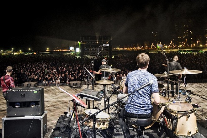 Ride – A banda britânica provou o que disse o The Guardian: está melhor do que nunca, mesmo após 20 anos longe dos palcos. A harmonia vocal entre Mark Gardener e Andy Bell (ex-Oasis), a hiperatividade do baterista Loz Colbert e a consciência musical de Steve Queralt fizeram da apresentação do Ride uma aventura quase mítica, em que ternura e agressividade caminharam juntas. Destaque para o repertório abrangente (foi o show mais longo do festival), na medida para os fãs mais exaltados. | Eric Pamies/Divulgação