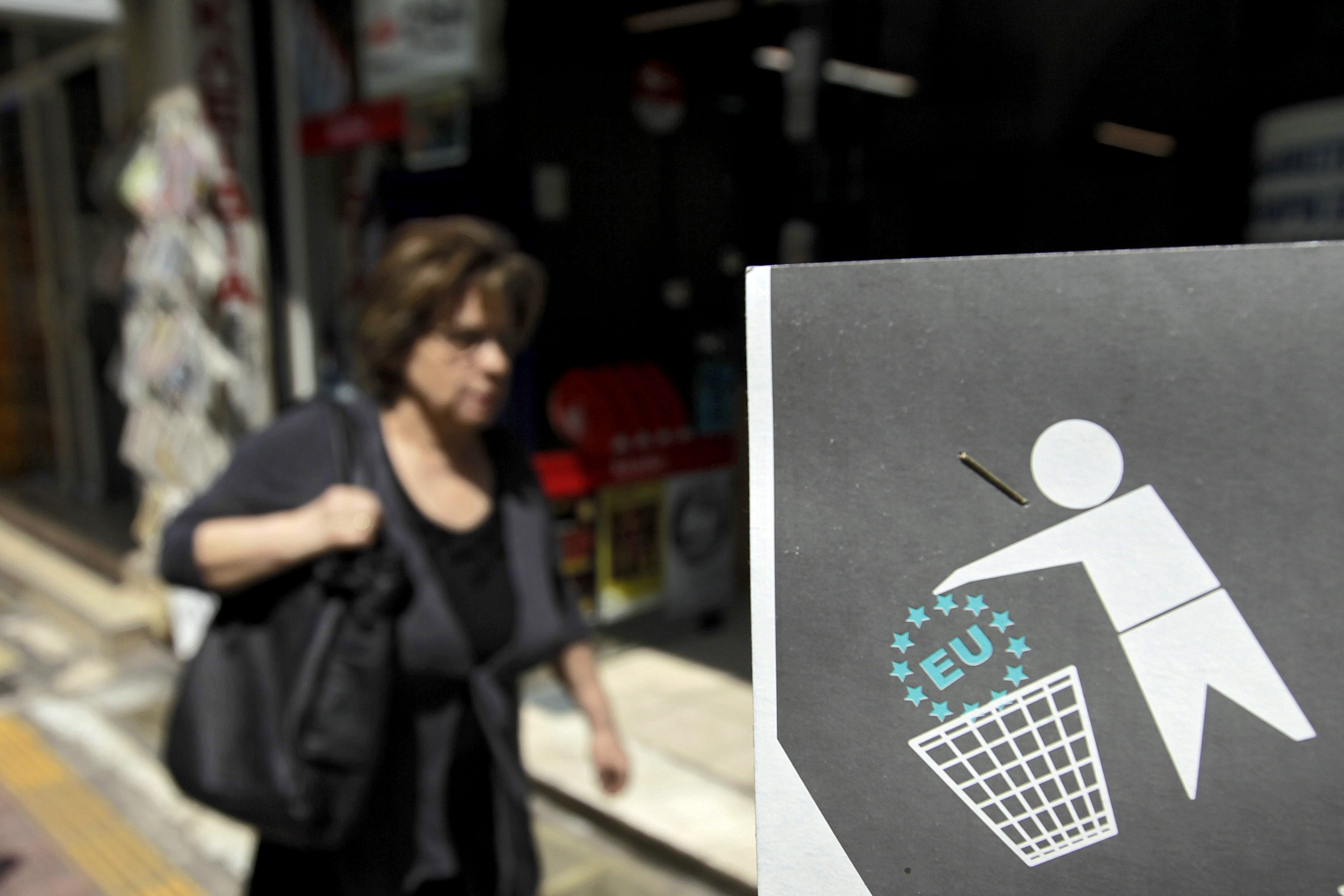 Cartaz sugere que União Europeia seja “jogada” no lixo: gregos apoiam postura firme nas negociações. | Orestis Panagiotou/EFE