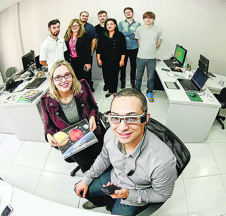 Curitibana Eruga cresce com inovação voltada ao ensino Wellington e Priscila, sócios da Eruga: aposta na educação 3.0. | Hugo Harada/Gazeta do Povo