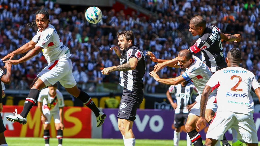 Leonardo Silva sobe para marcar o gol da vitória alvinegra. | Bruno Cantini/Atlético