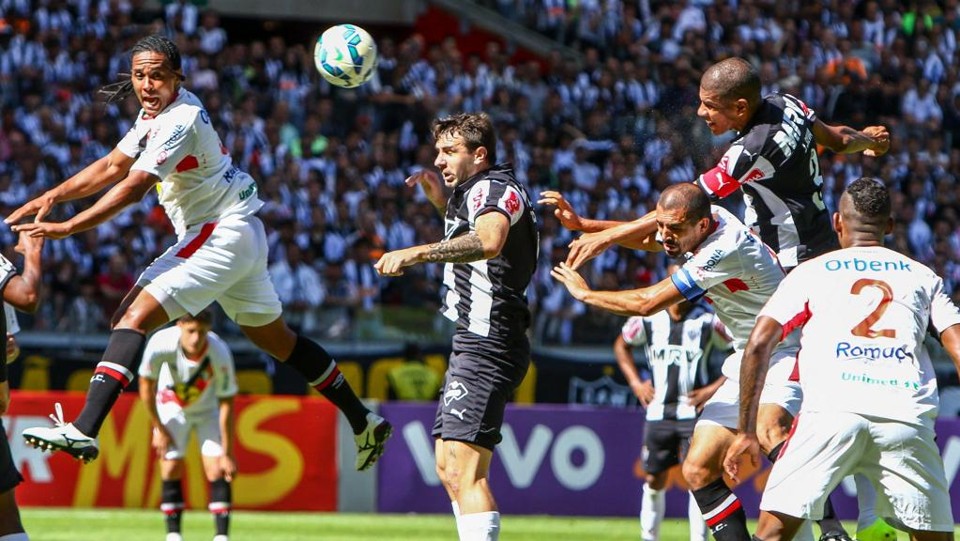 Leonardo Silva sobe para marcar o gol da vitória alvinegra. | Bruno Cantini/Atlético