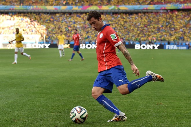 EUGENIO MENA (CHILE). Dono da lateral esquerda da seleção chilena, Mena jogou um ano e meio no Santos e está desde janeiro no Cruzeiro. | Buda Mendes/Getty Images