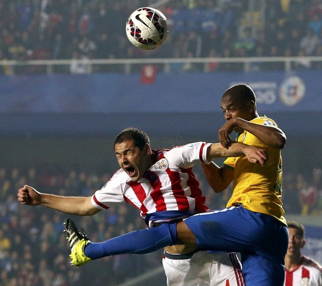 Pablo Aguilar e Fernandinho. | CARLOS GARCIA RAWLINS/REUTERS