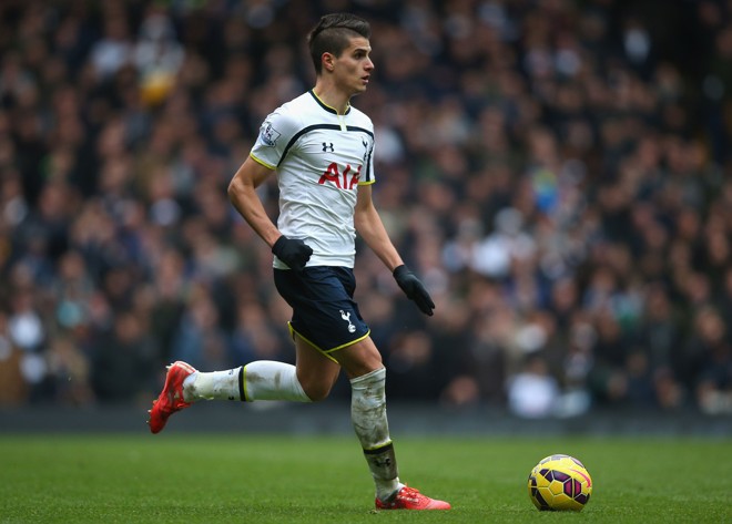 ERIK LAMELA. O estrelado setor ofensivo da seleção argentina tem uma jovem aposta para a (rara) casualidade de Messi, Di Maria, Agüero e Tévez falharem: Erik Lamela. Camisa 10 daqueles fabricados aos montes em seu país, craque do Mundial Sub-20 de 2011, Lamela, aos 23 anos, vem de uma temporada em que conduziuo Tottenham à quinta posição na Premier League. | Paul Gilham/Getty Images