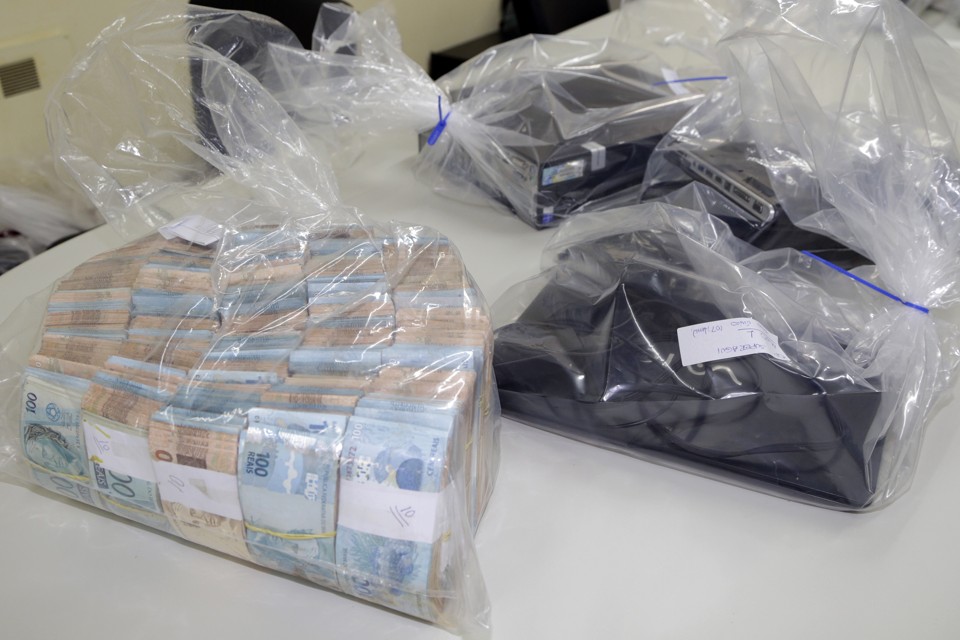 Gaeco faz busca e apreensão na casa do presidente do IAP R$ 649 mil, em espécie, foram apreendidos na casa de um dos investigados | Aliocha Maurício/Tribuna do Paraná