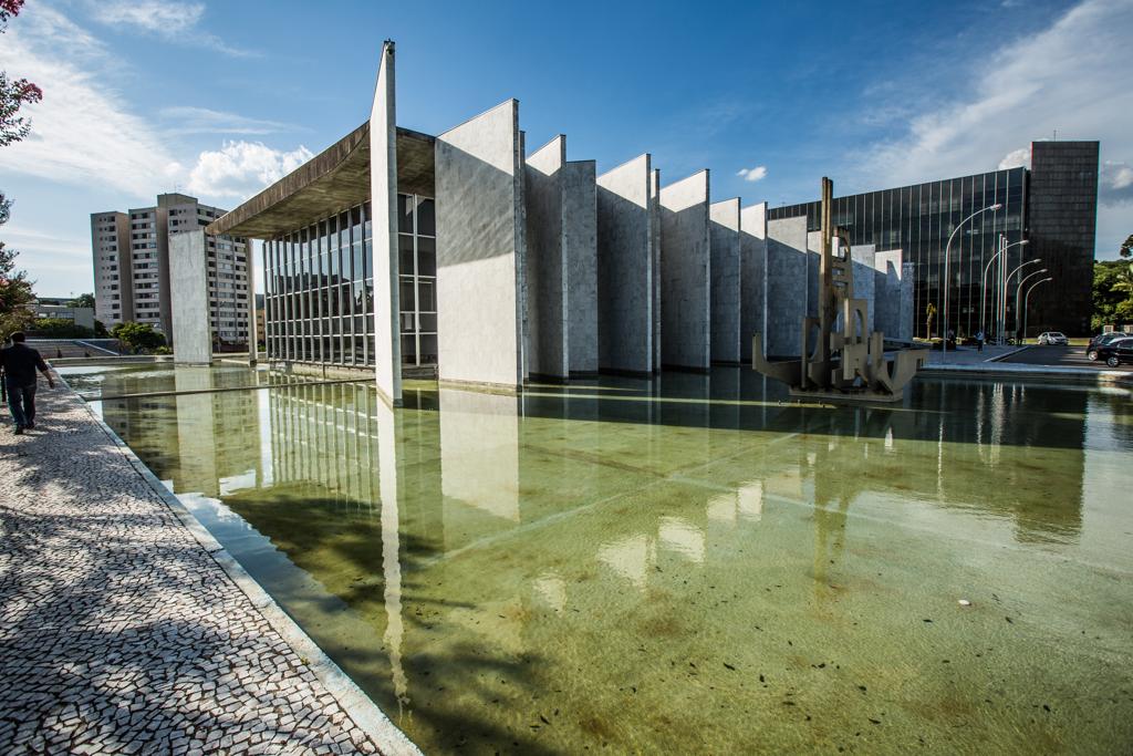 Sede do TC, que diz não ter competência para cobrar as câmaras. | Brunno Covello/Gazeta do Povo