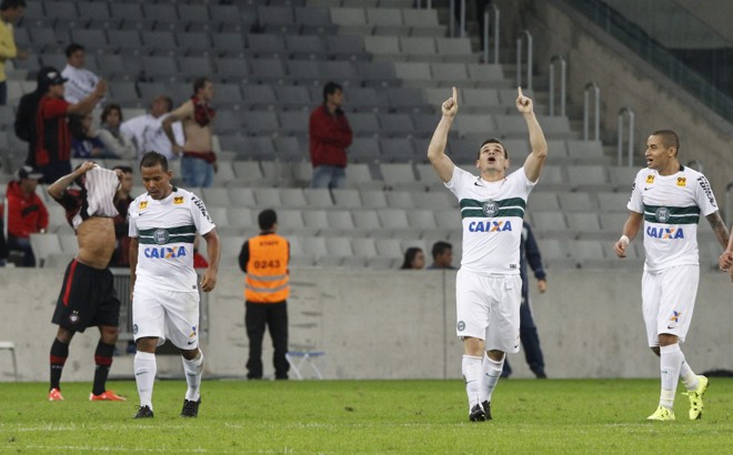 Ruy comemora o segundo gol do Coritiba no empate com o Atlético. | Daniel Castellano/Gazeta do Povo