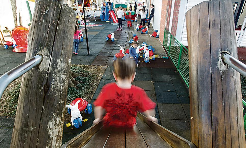 Crianças brincam no Centro Educacional Irmã Eunice Bonato, da Rede Marista de Solidariedade. | Daniel Castellano/Gazeta do Povo