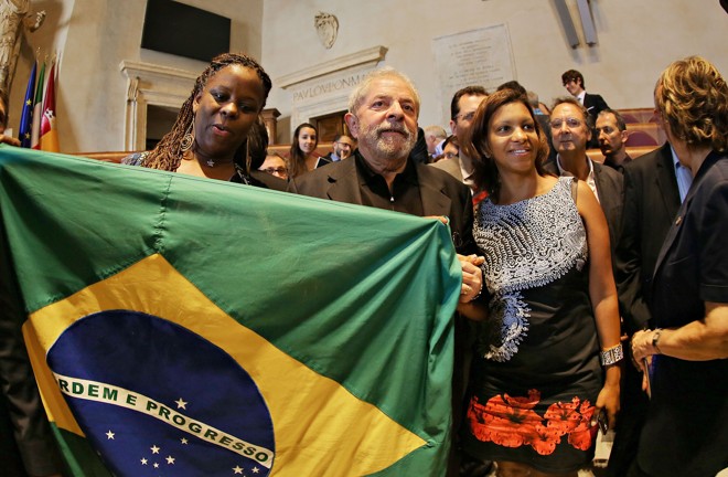Lula posa para fotos com brasileiros radicados na Itália. | Reuters