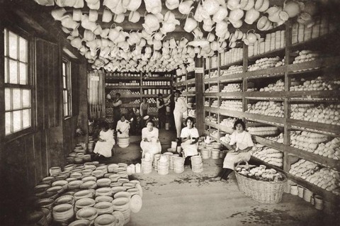 Fotografia, objetos históricos e pinturas são tema de novas mostras Registro da fábrica da Cerâmica Colombo, um dos materiais da exposição “Indústrias do Paraná”. | Divulgação