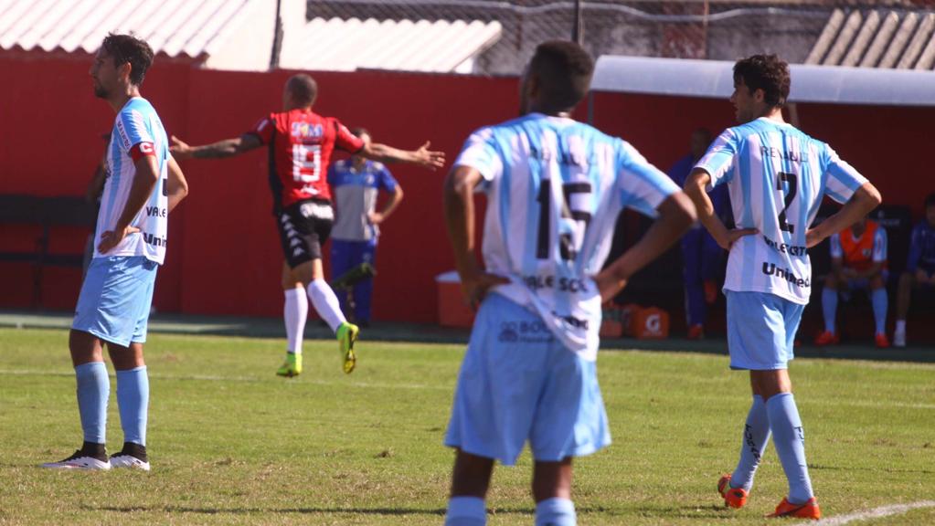 Leandrão (ao fundo) comemora gol para desolação da zaga londrinense: derrota nos minutos finais. | Italo Santos/Futura Press/ Folhapress
