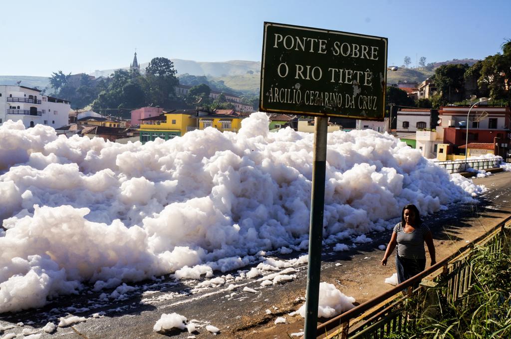 A espuma formou grossa camada e invadiu as margens de vias em Pirapora de Bom Jesus, na Grande São Paulo | Rafael Pacheco/Fotos Públicas