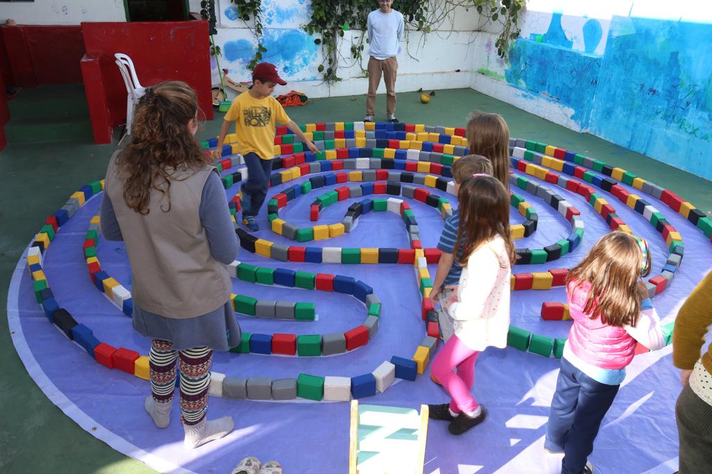 Crianças atendidas pelos arte-educadores da Casa Labirinto. | Ivonaldo Alexandre/Gazeta do Povo
