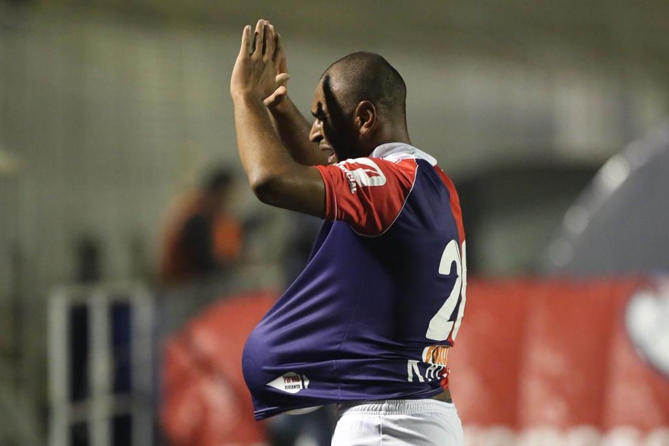 Paulo Henrique fez o gol da virada e homenageou a esposa grávida na comemoração. | Pedro Serapio/Gazeta do Povo