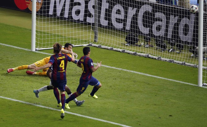 Suárez colocou o Barça na frente após rebote de Buffon | FABRIZIO BENSCH/REUTERS