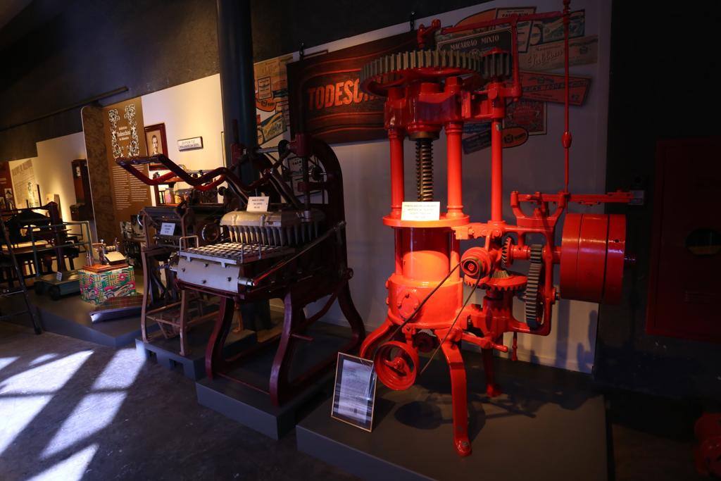 Maquinários das primeiras indústrias do Paraná estão em exposição no Museu Paranaense. | Ivonaldo Alexandre/Gazeta do Povo