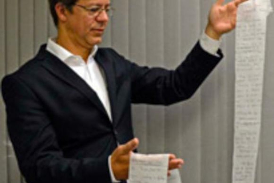 Servidor do STJ mostra o habeas corpus redigido por um preso em uma tira de papel higiênico | STJ/Reprodução