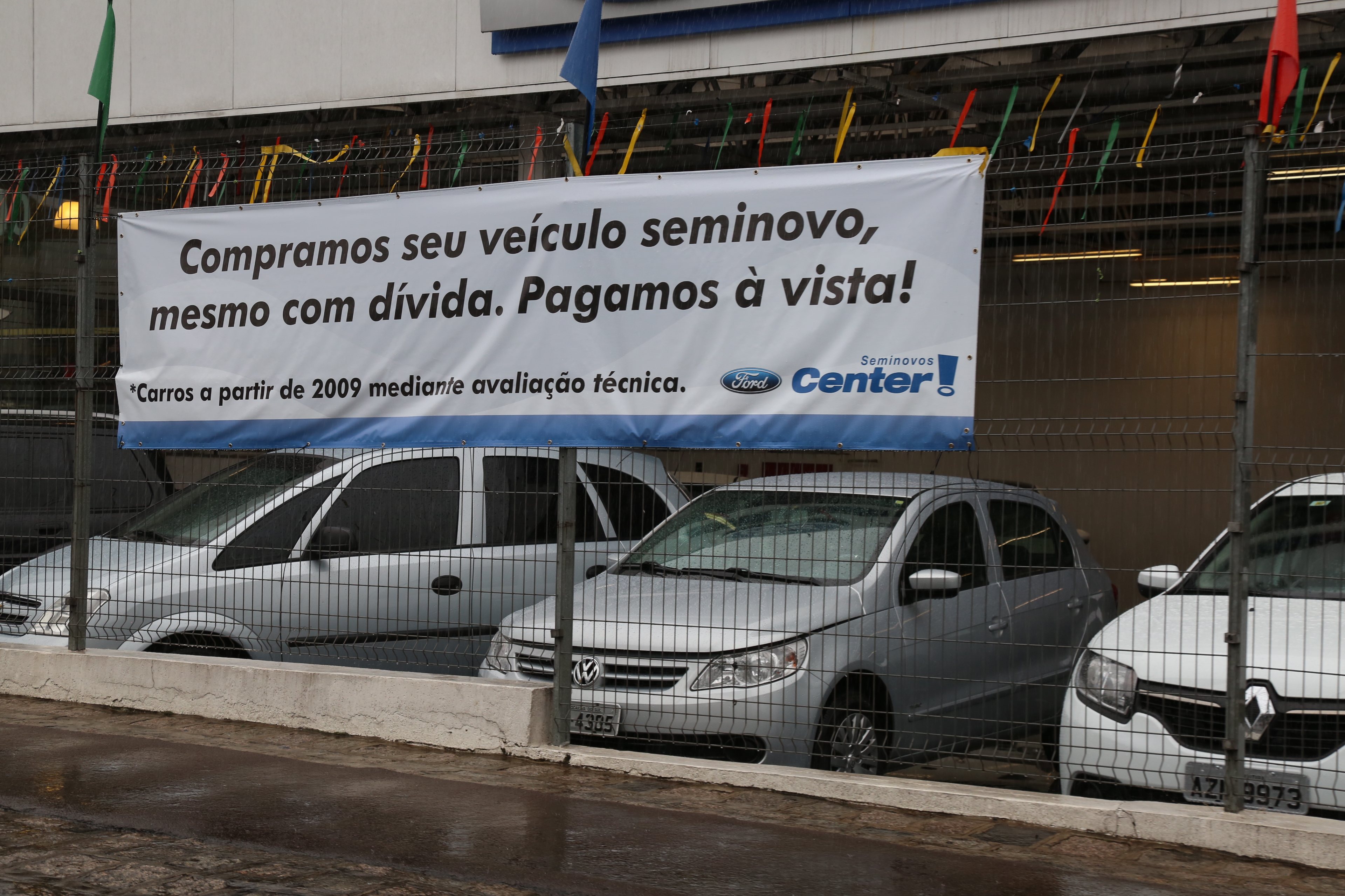 Em 12 meses, o preço do carro novo subiu 13%, em média, em Curitiba e região. A inflação do zero-quilômetro e a crise motivaram consumidores a migrar para os usados. | Ivonaldo Alexandre/Gazeta do Povo