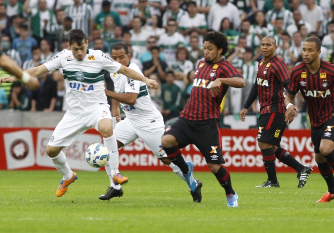 Cáceres, do Coritiba, disputa a bola com Felipe, do Atlético. | Daniel Castellano/Gazeta do Povo