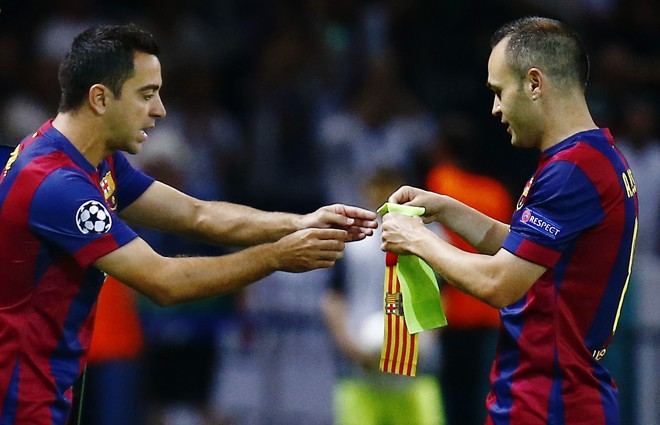 Xavi, que fez seu último jogo pelo Barcelona, entrou no lugar de Inieste e recebeu a faixa de capitão | Kai Pfaffenbach/REUTERS